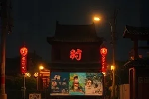 《青瓦巷》封面，雨后老巷的青瓦与木门
